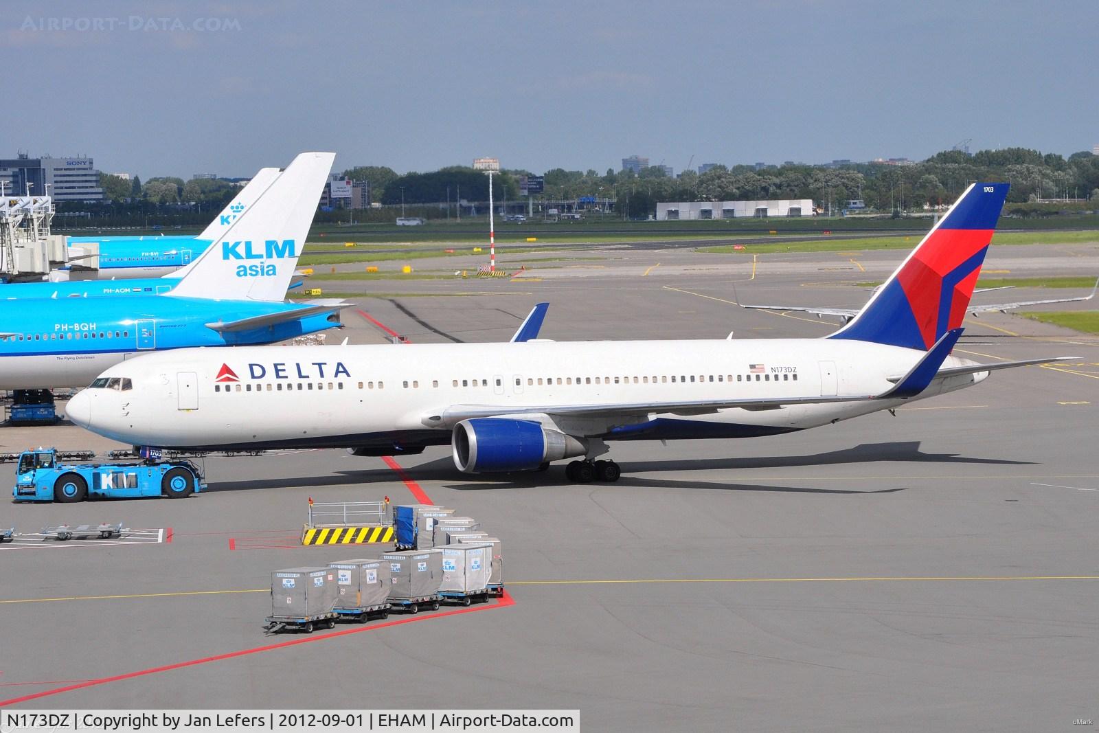 N173DZ, 1998 Boeing 767-332ER C/N 29692, Delta