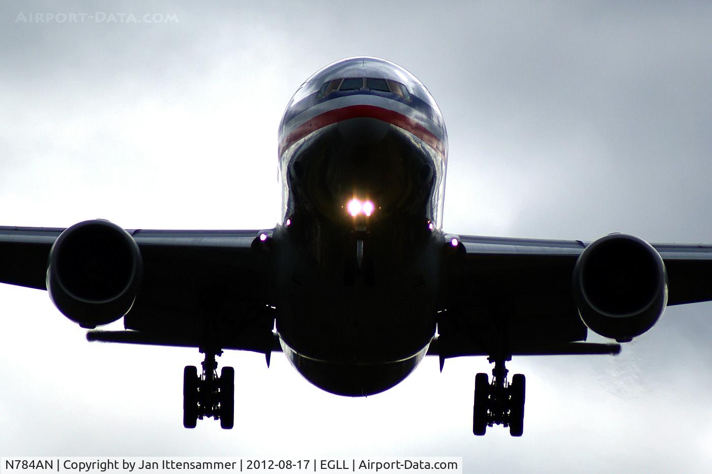 N784AN, 2000 Boeing 777-223 C/N 29588, N784AN @ egll