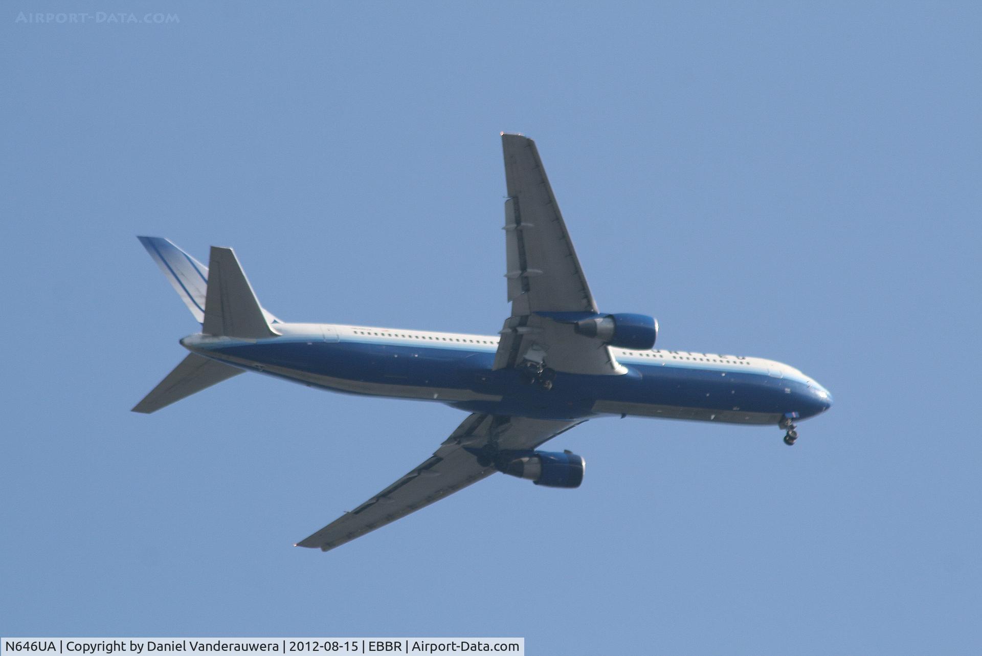 N646UA, 1992 Boeing 767-322/ER C/N 25283, Flight UA972 on approach to RWY 07L