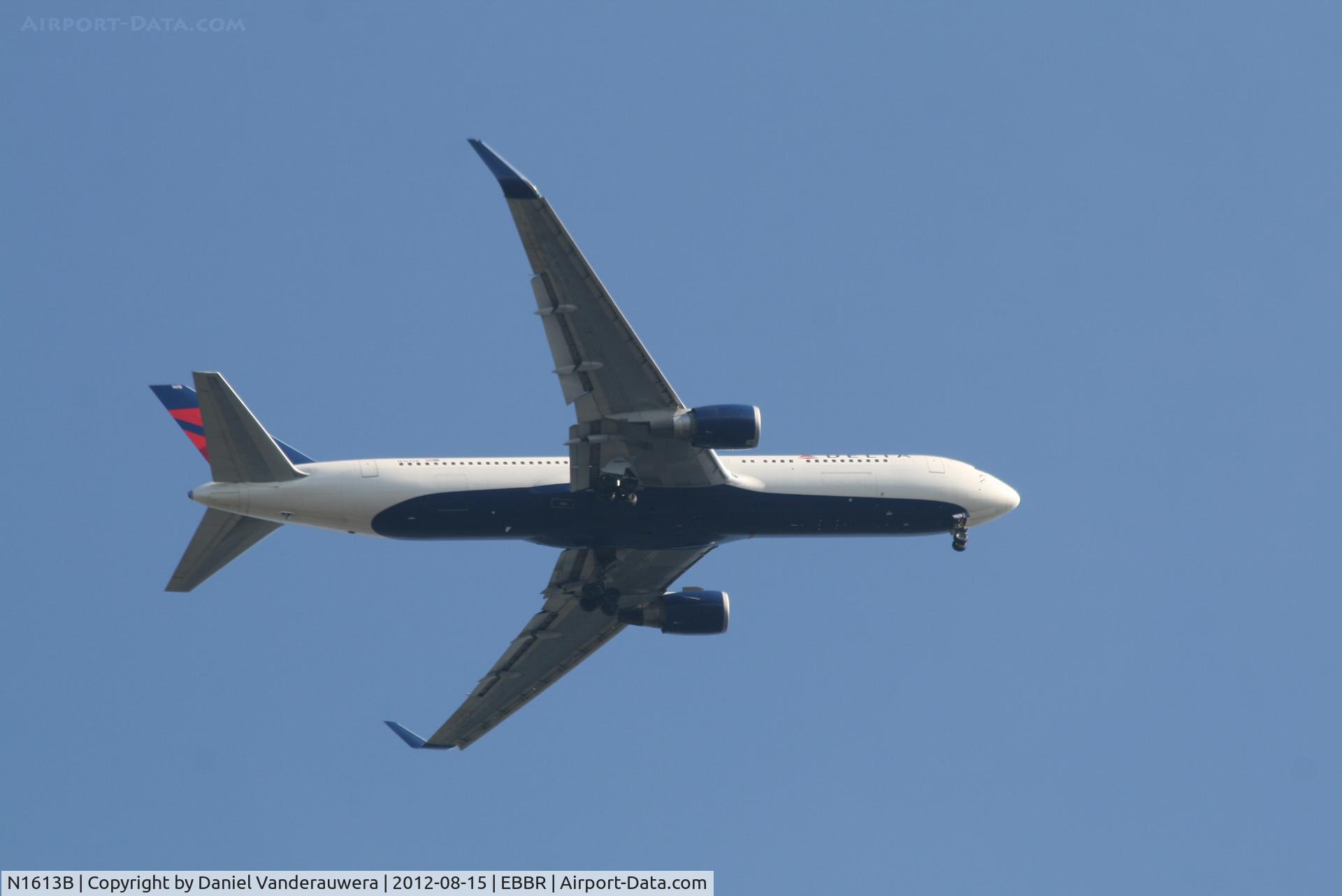 N1613B, 2001 Boeing 767-332 C/N 32776, Flight DL140 on approach to RWY 07L