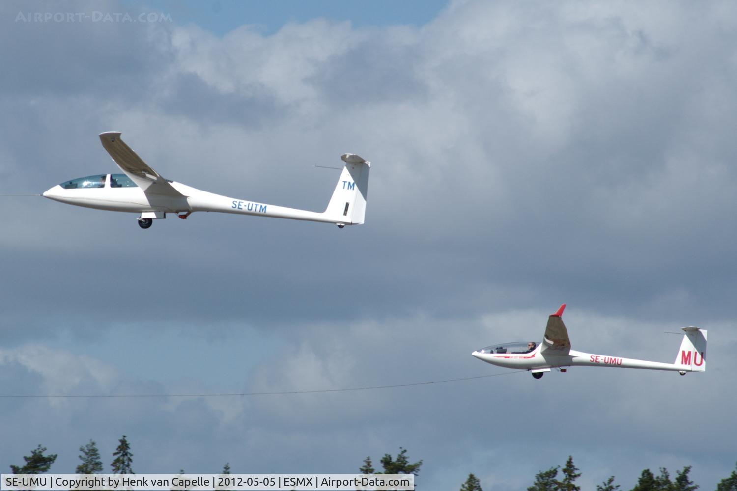 SE-UMU, 1998 Elan DG-300 Acro C/N 3E 483 A25, DG-300 single seat glider being towed up together with DG-1000T SE-UTM from Småland Airport, Växjö, Sweden. Both belong to Kronobergs Segelflygklubb, which is based at this airport.