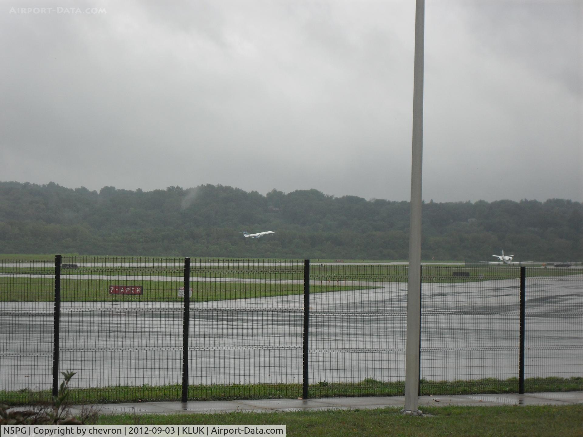 N5PG, 2004 Gulfstream Aerospace GV-SP (G550) C/N 5046, n5pg departing kluk on rainy day