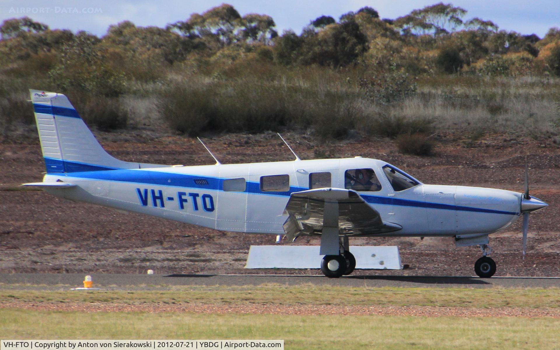 VH-FTO, 1998 Piper PA-32R-301 Saratoga II HP C/N 3246099, VH-ETO @ YBDG Bendigo, Vic, au. Piper Saratoga II HP