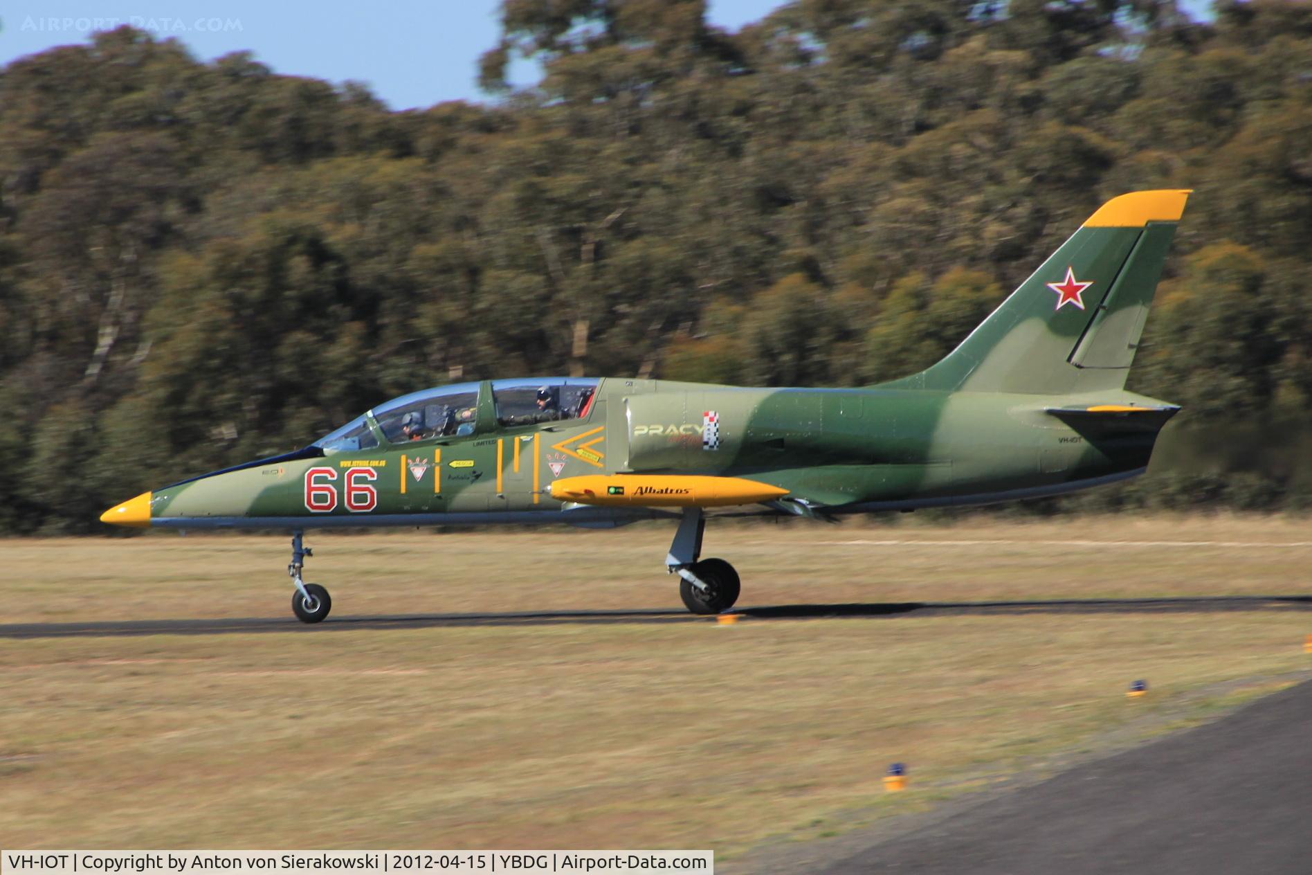 VH-IOT, 1983 Aero L-39C Albatros C/N 332516, VH-IOT/66 @ YBDG Take off on 35