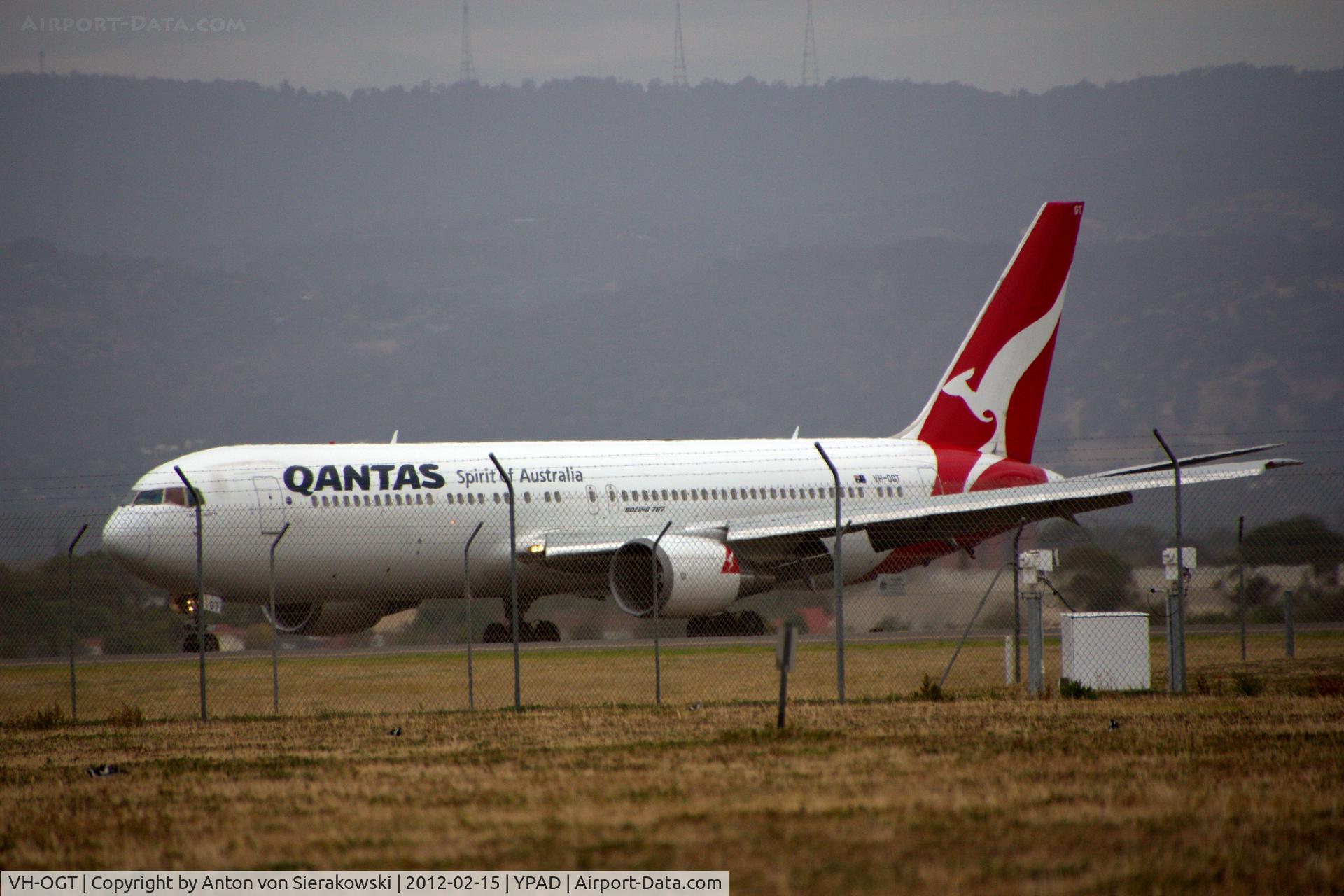 VH-OGT, 1998 Boeing 767-338 C/N 29117, VH-OGT arriving YPAD