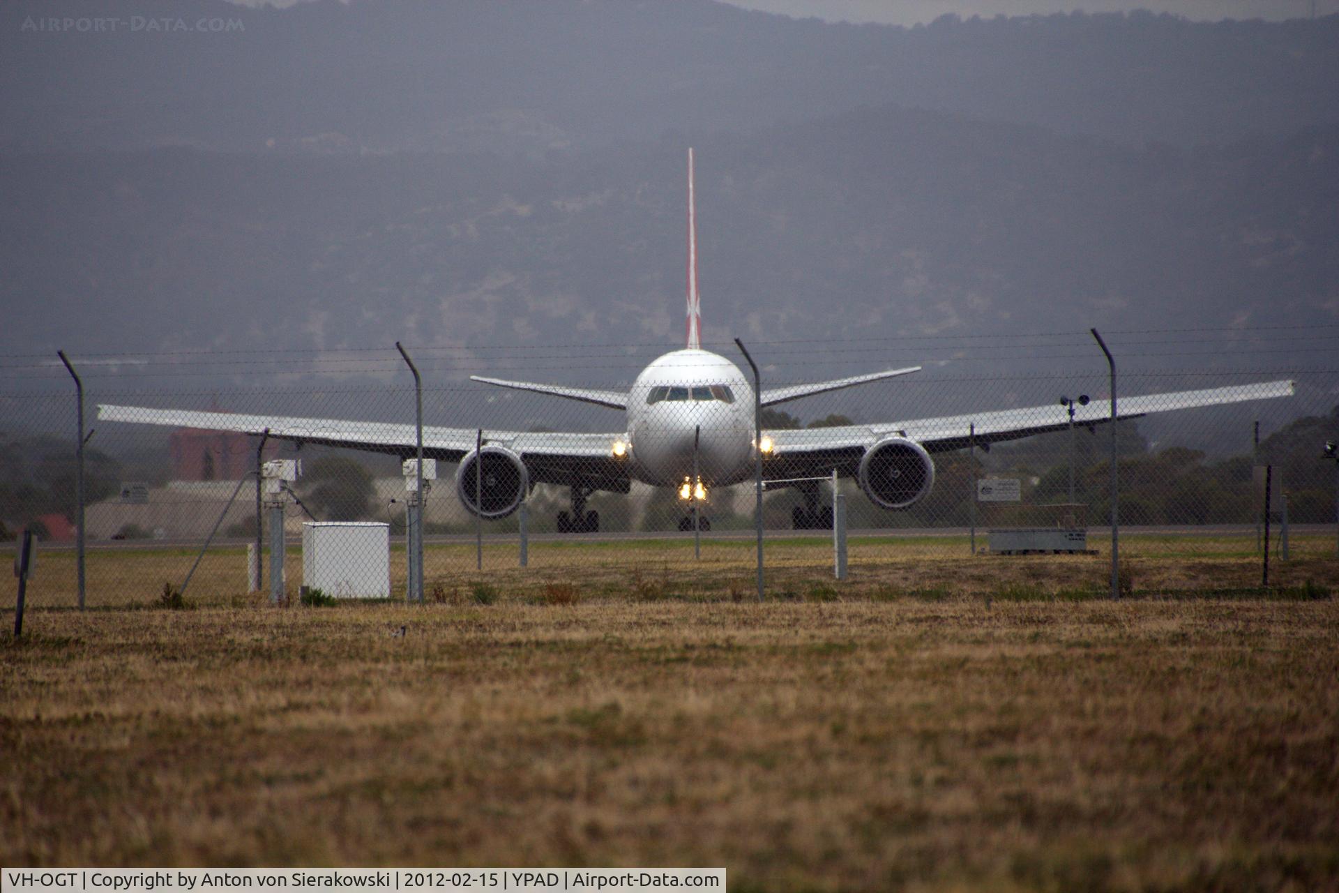 VH-OGT, 1998 Boeing 767-338 C/N 29117, VH-OGT arriving YPAD