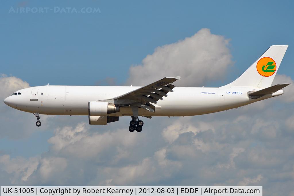 UK-31005, 1993 Airbus A300B4-622R C/N 722, On short finals for r/w 25L