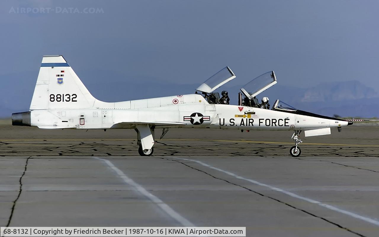 68-8132, 1968 Northrop T-38A-70-NO Talon C/N T.6137, taxying to the active