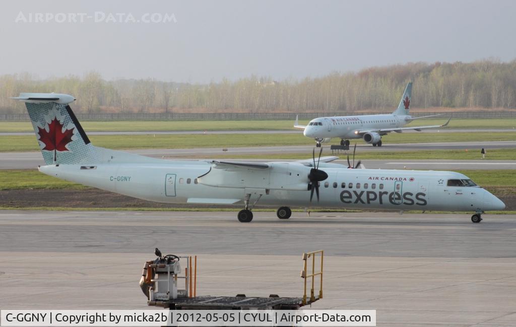 C-GGNY, 2011 Bombardier DHC-8-402 Dash 8 C/N 4386, Taxiing