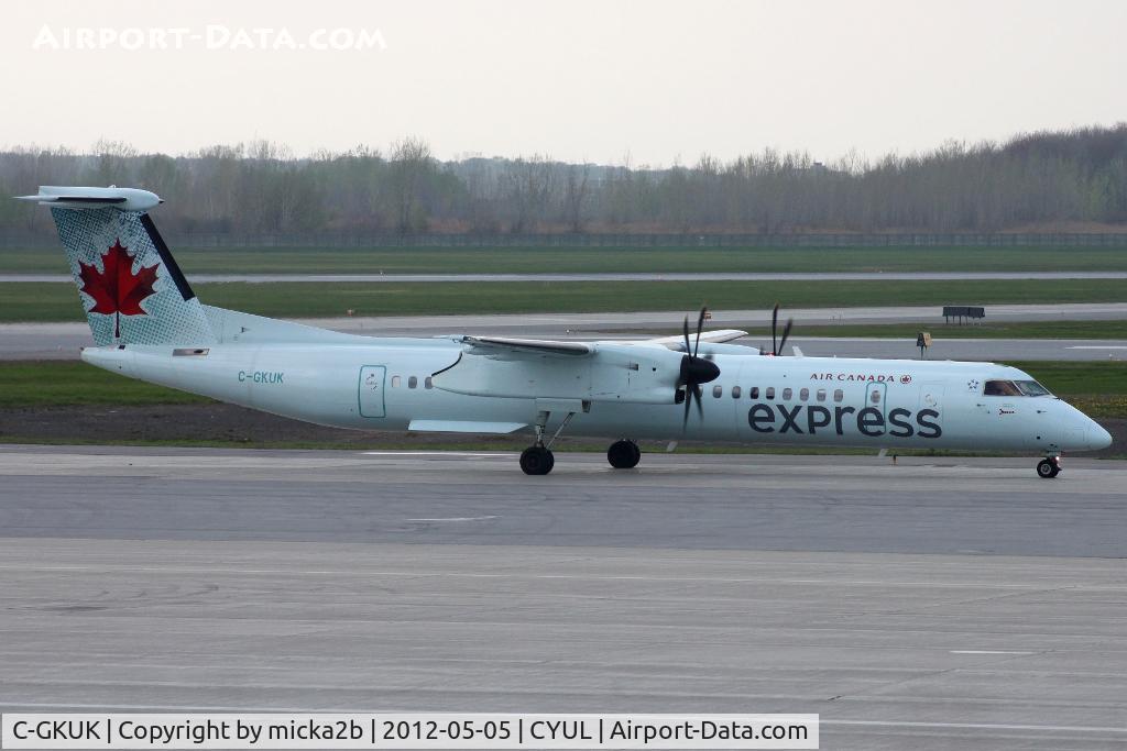 C-GKUK, 2011 De Havilland Canada DHC-8-402Q Dash 8 C/N 4369, Taxiing