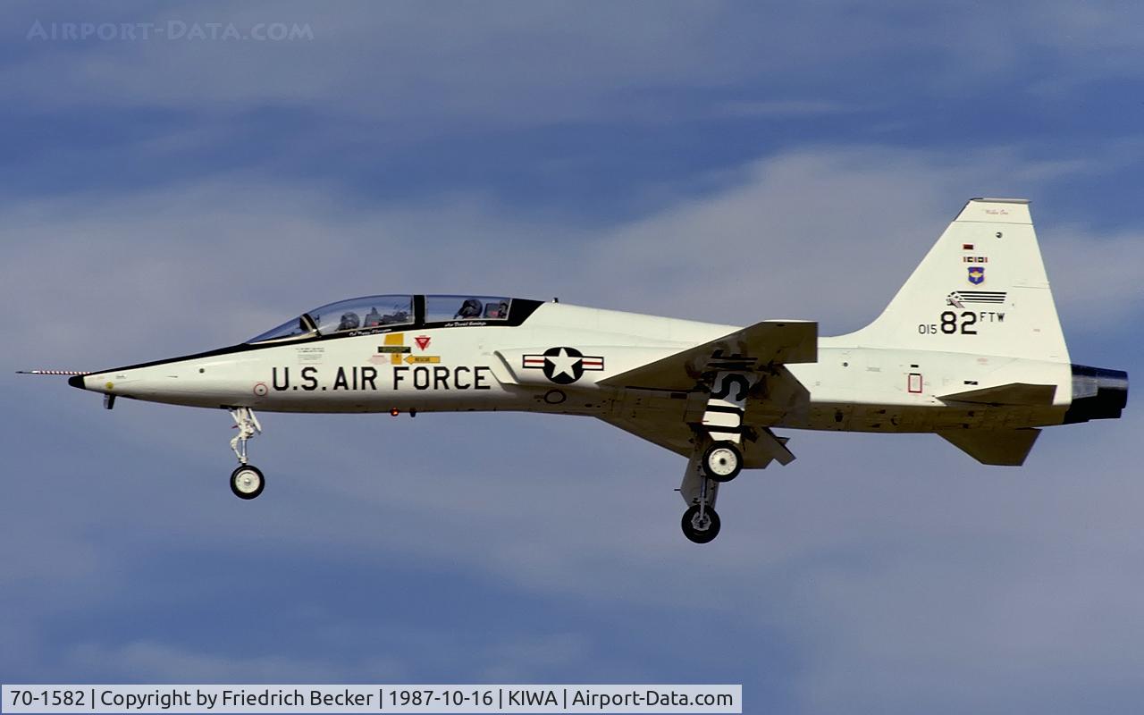 70-1582, 1971 Northrop T-38A-85-NO Talon C/N T.6272, on final at Williams AFB