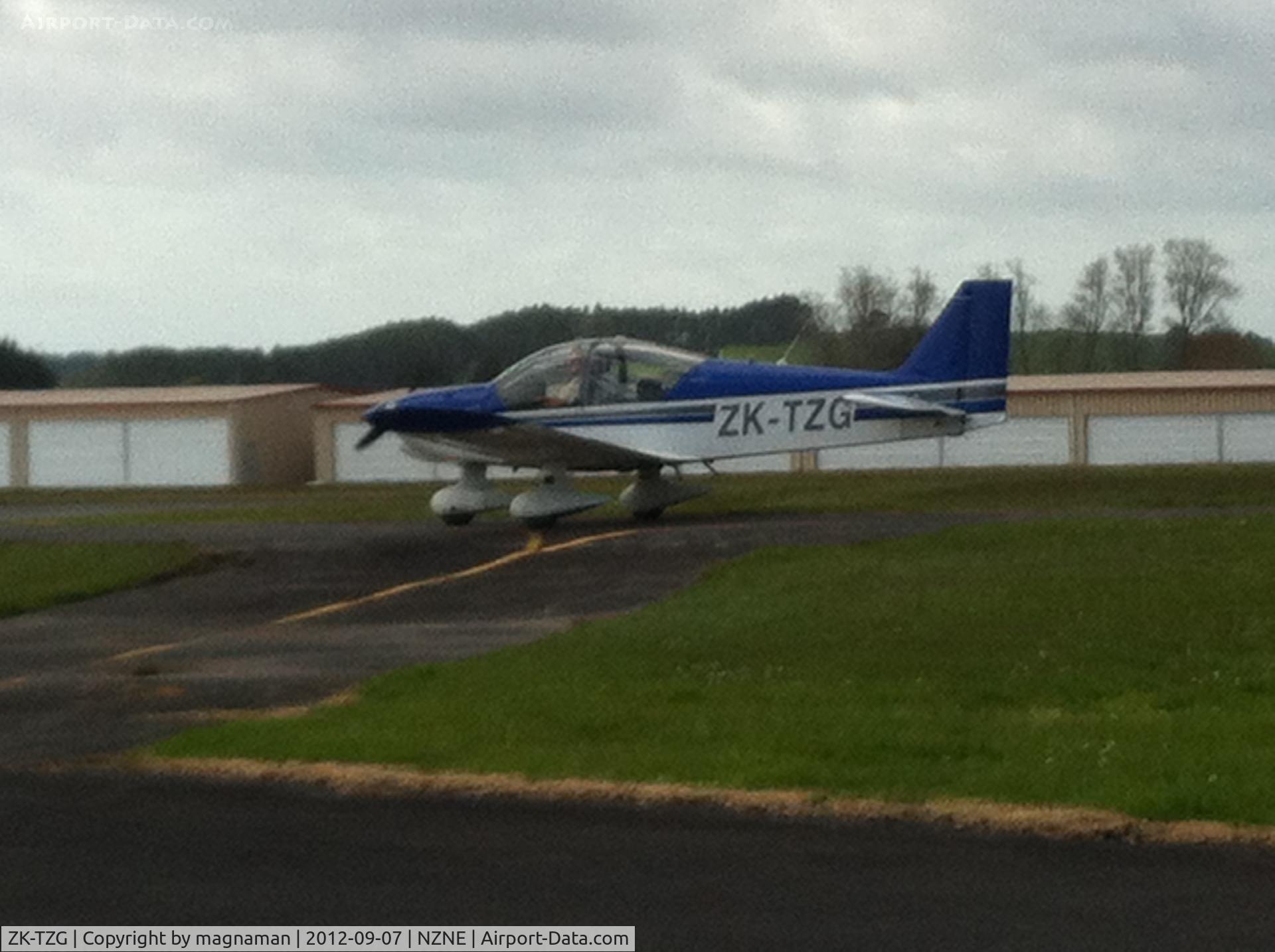 ZK-TZG, Robin R-2120U C/N 369, Leaving for a lesson