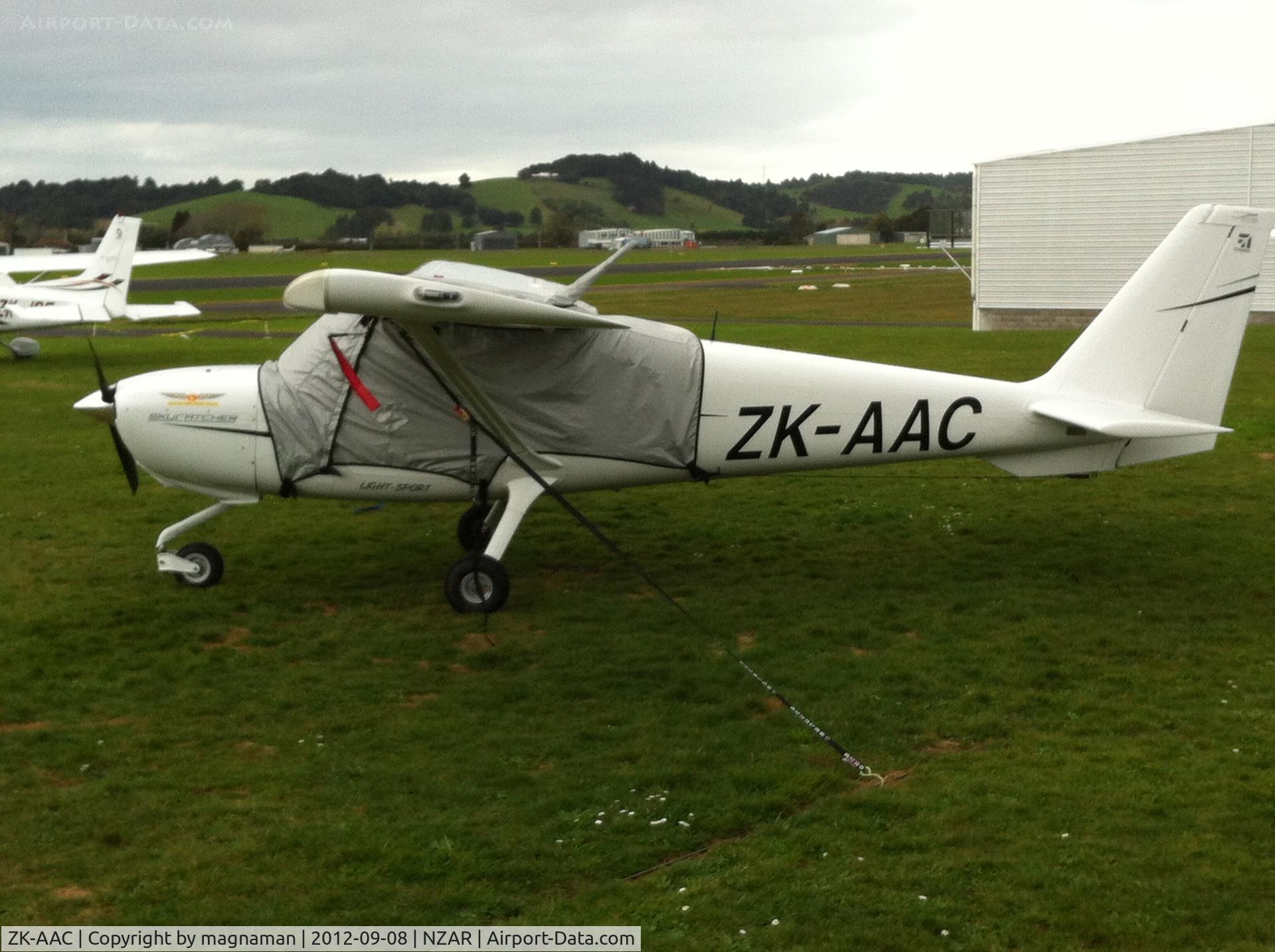 ZK-AAC, 2011 Cessna 162 Skycatcher C/N 16200060, Outside flying club cafe