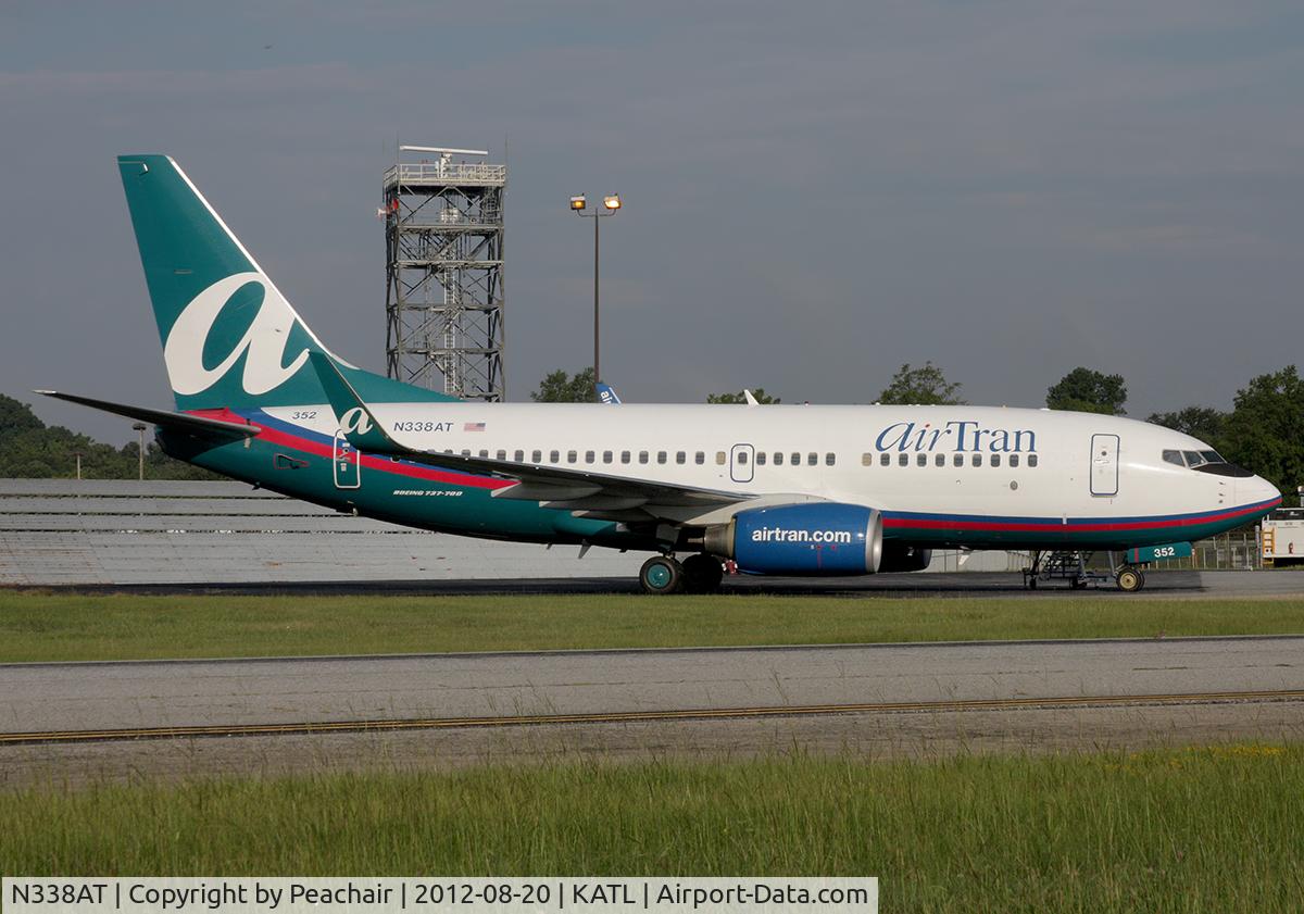 N338AT, 2008 Boeing 737-7BD C/N 33943, Prepping for flight at AirTran hangar