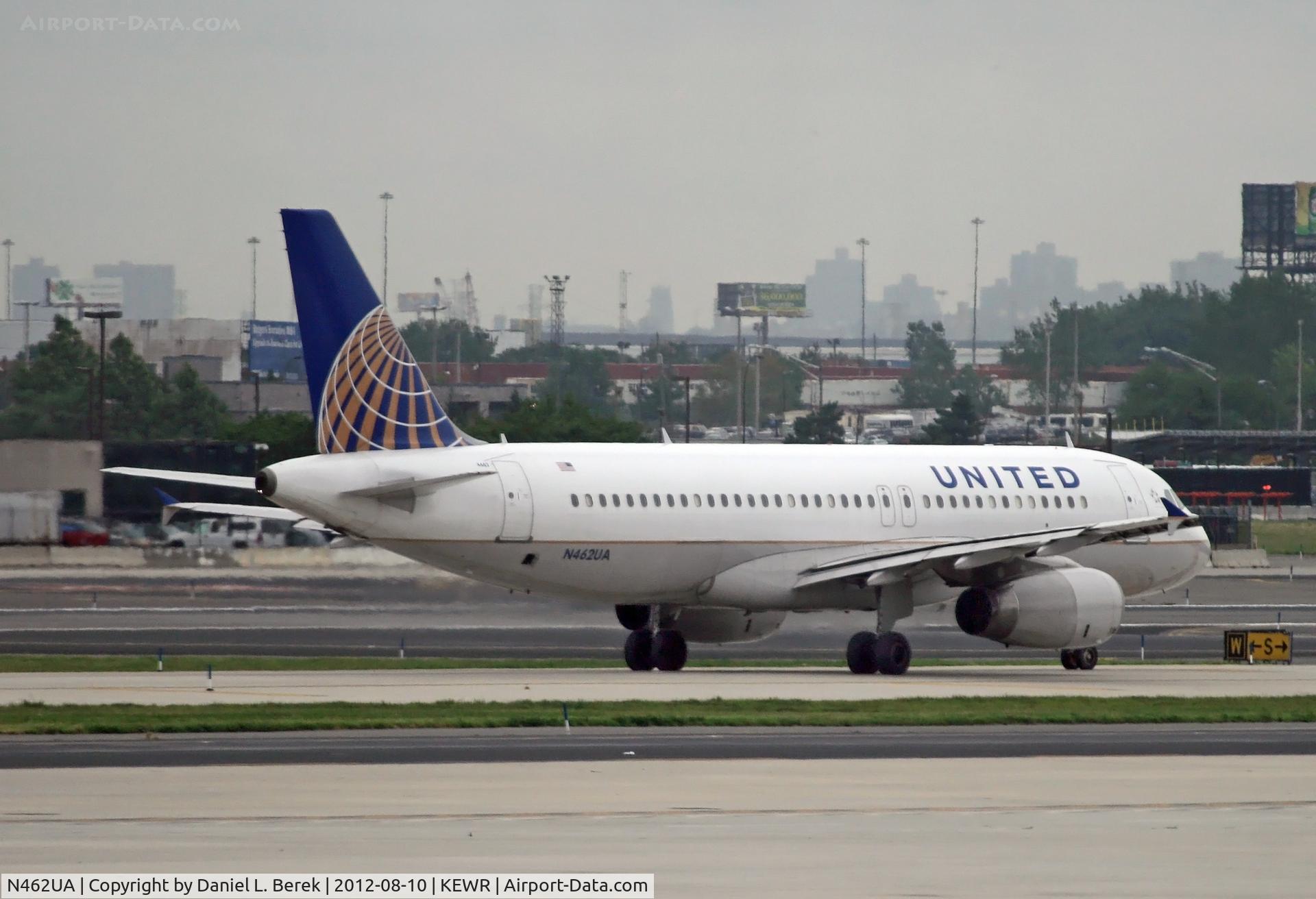 N462UA, 2000 Airbus A320-232 C/N 1272, A newly repainted United Airlines Airbus A320 taxies out at Newark.