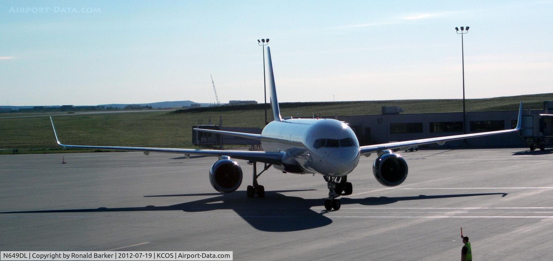 N649DL, 1989 Boeing 757-232 C/N 24389, Taxi COS