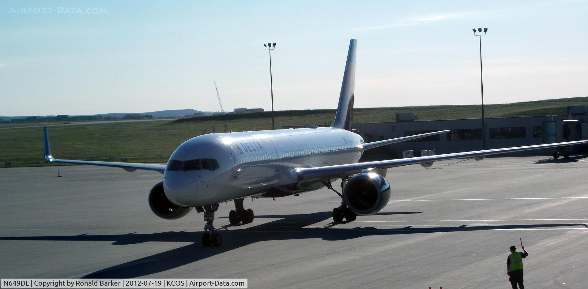N649DL, 1989 Boeing 757-232 C/N 24389, Taxi COS