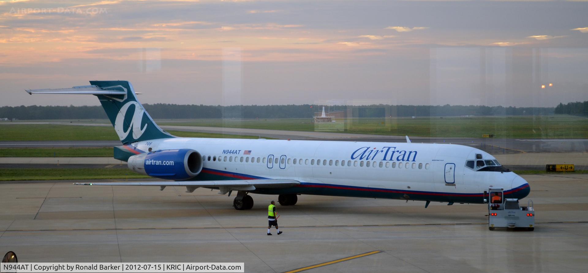 N944AT, 1999 Boeing 717-200 C/N 55007, Push back RIC