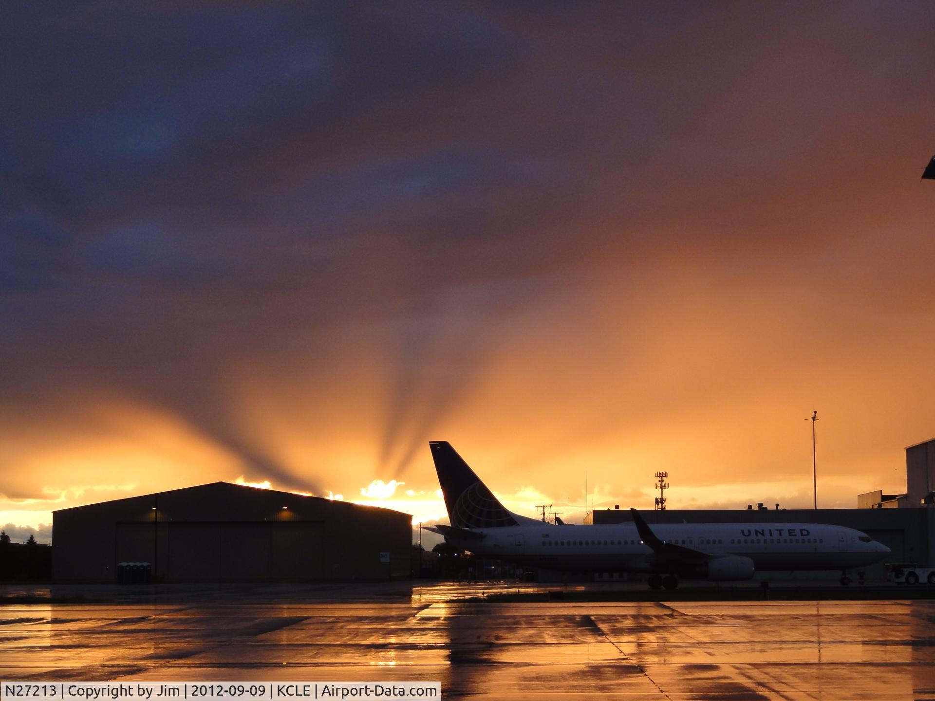 N27213, 1998 Boeing 737-824 C/N 28773, Being pushed out of the hangar after some mx.