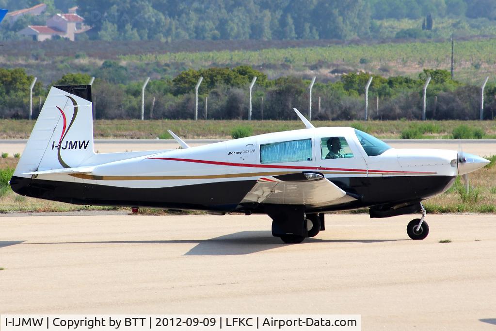 I-IJMW, 1987 Mooney M20J 201 C/N 24-1633, Taxiing to grass parking