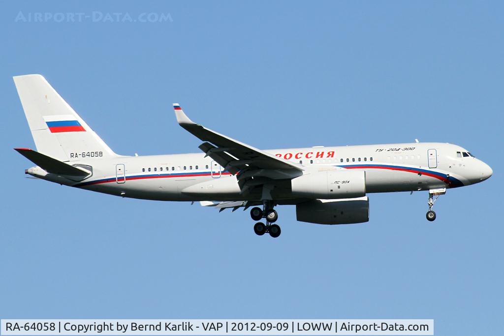 RA-64058, Tupolev Tu-204-300 C/N 145074-4164058, Rwy 16
