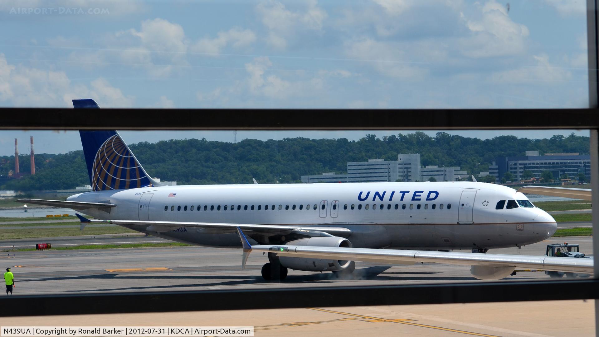 N439UA, 1997 Airbus A320-232 C/N 683, Push back DCA