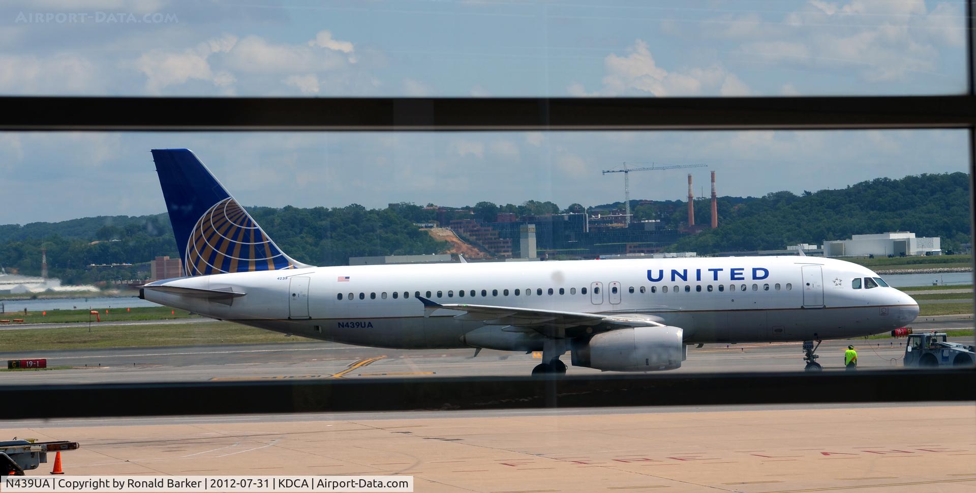 N439UA, 1997 Airbus A320-232 C/N 683, Taxi DCA