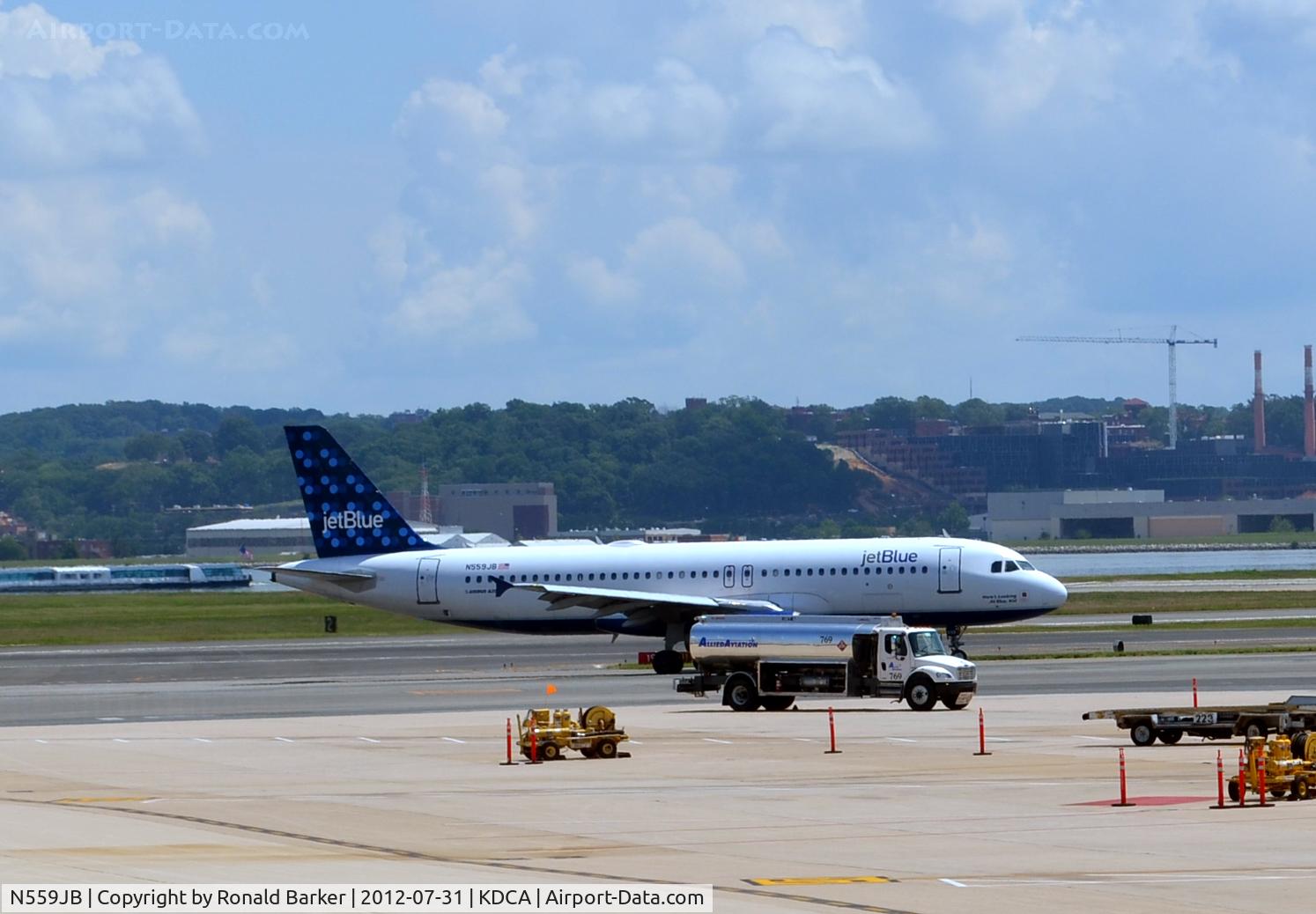 N559JB, 2003 Airbus A320-232 C/N 1917, Taxi DCA