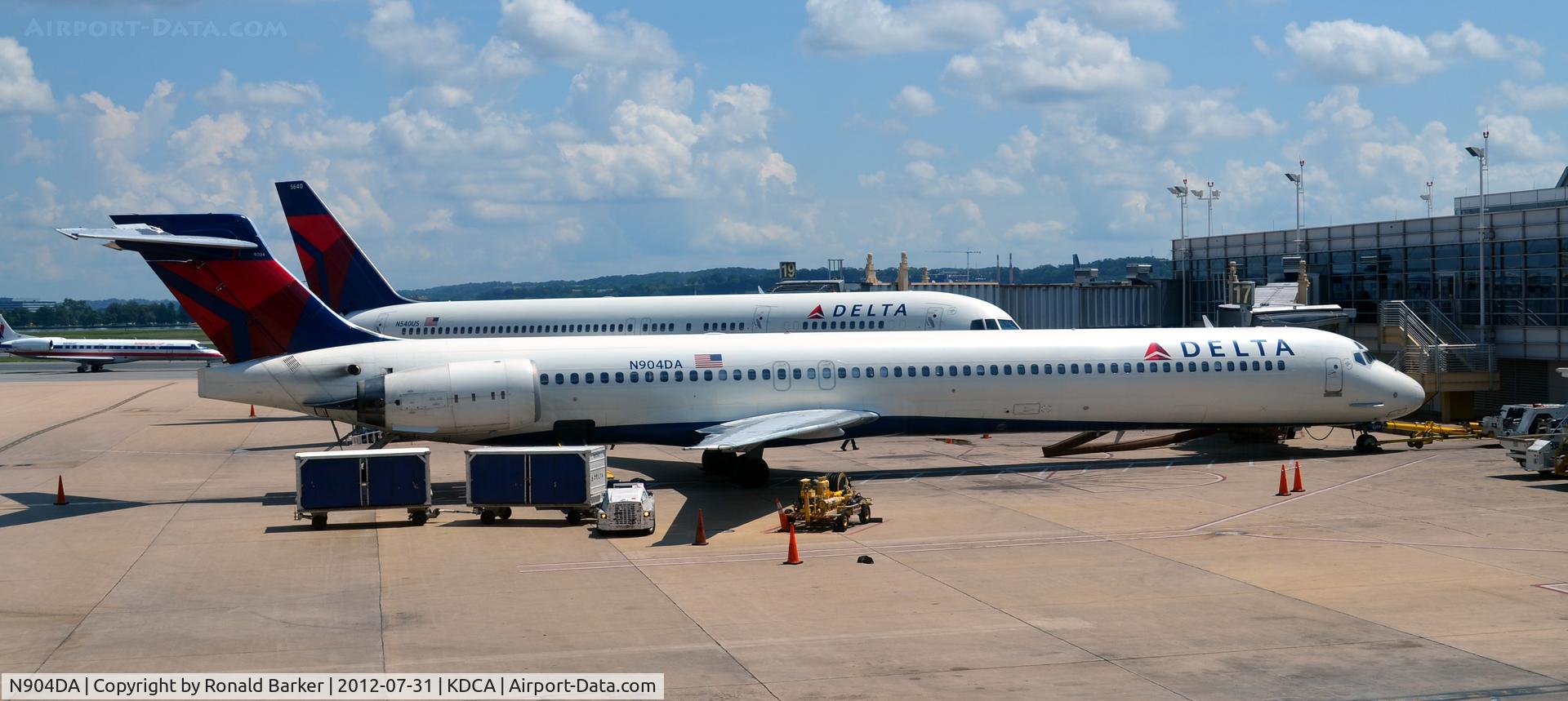 N904DA, 1995 McDonnell Douglas MD-90-30 C/N 53384, DCA VA