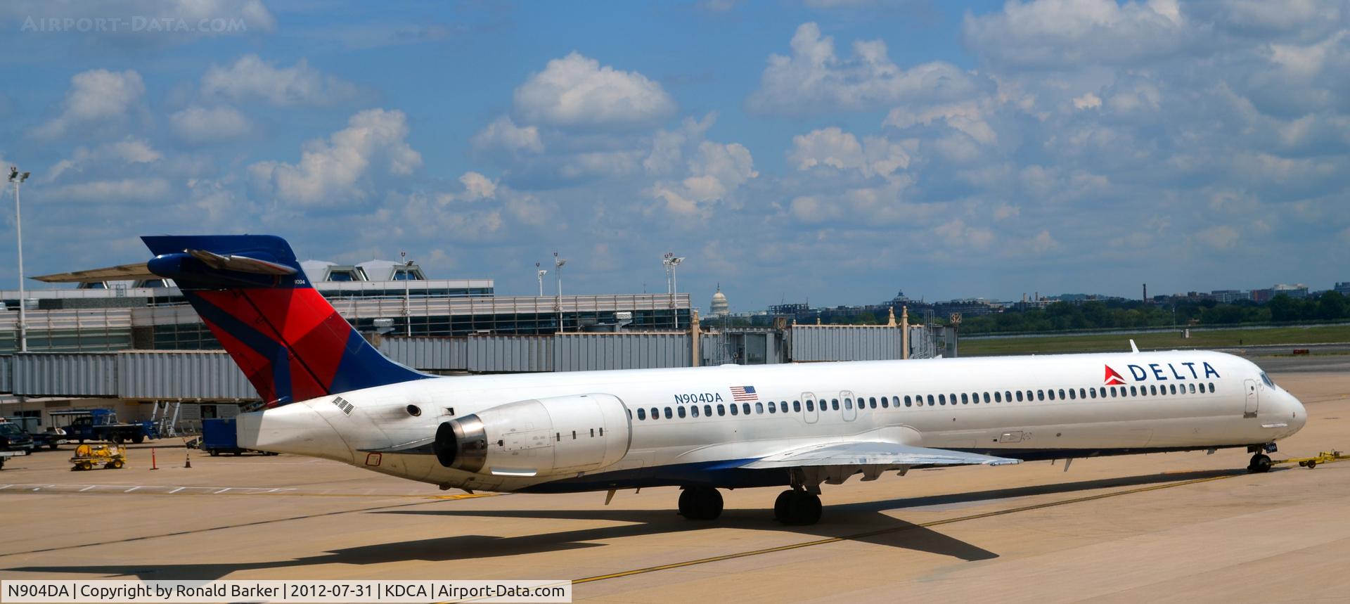 N904DA, 1995 McDonnell Douglas MD-90-30 C/N 53384, Taxi DCA