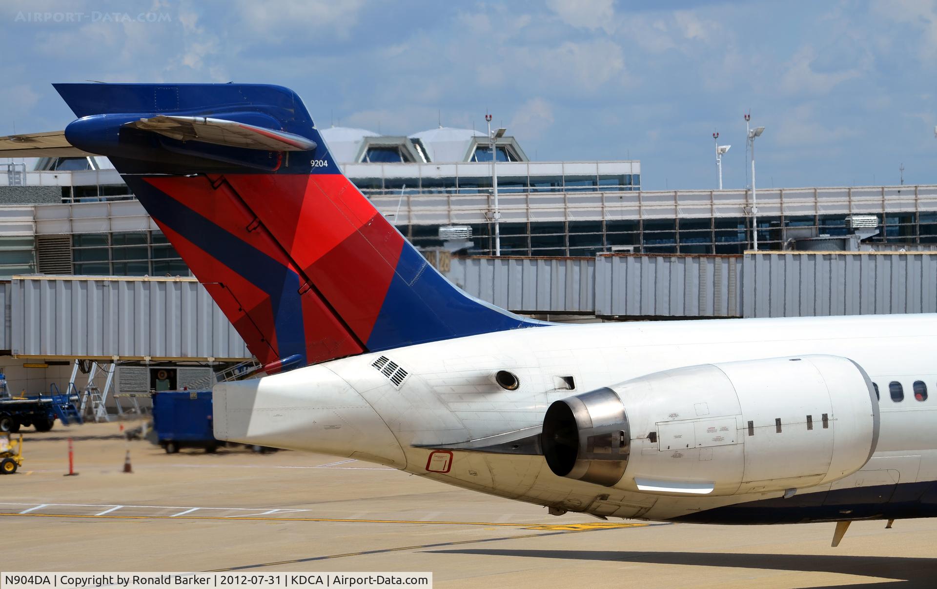 N904DA, 1995 McDonnell Douglas MD-90-30 C/N 53384, Taxi DCa