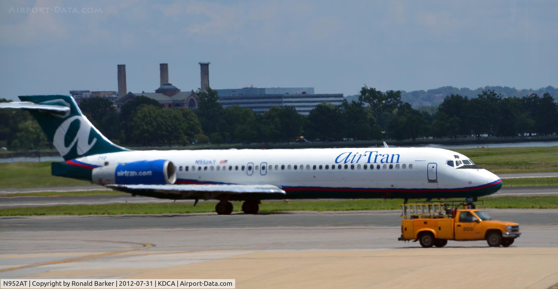 N952AT, 2000 Boeing 717-200 C/N 55014, Taxi DCA