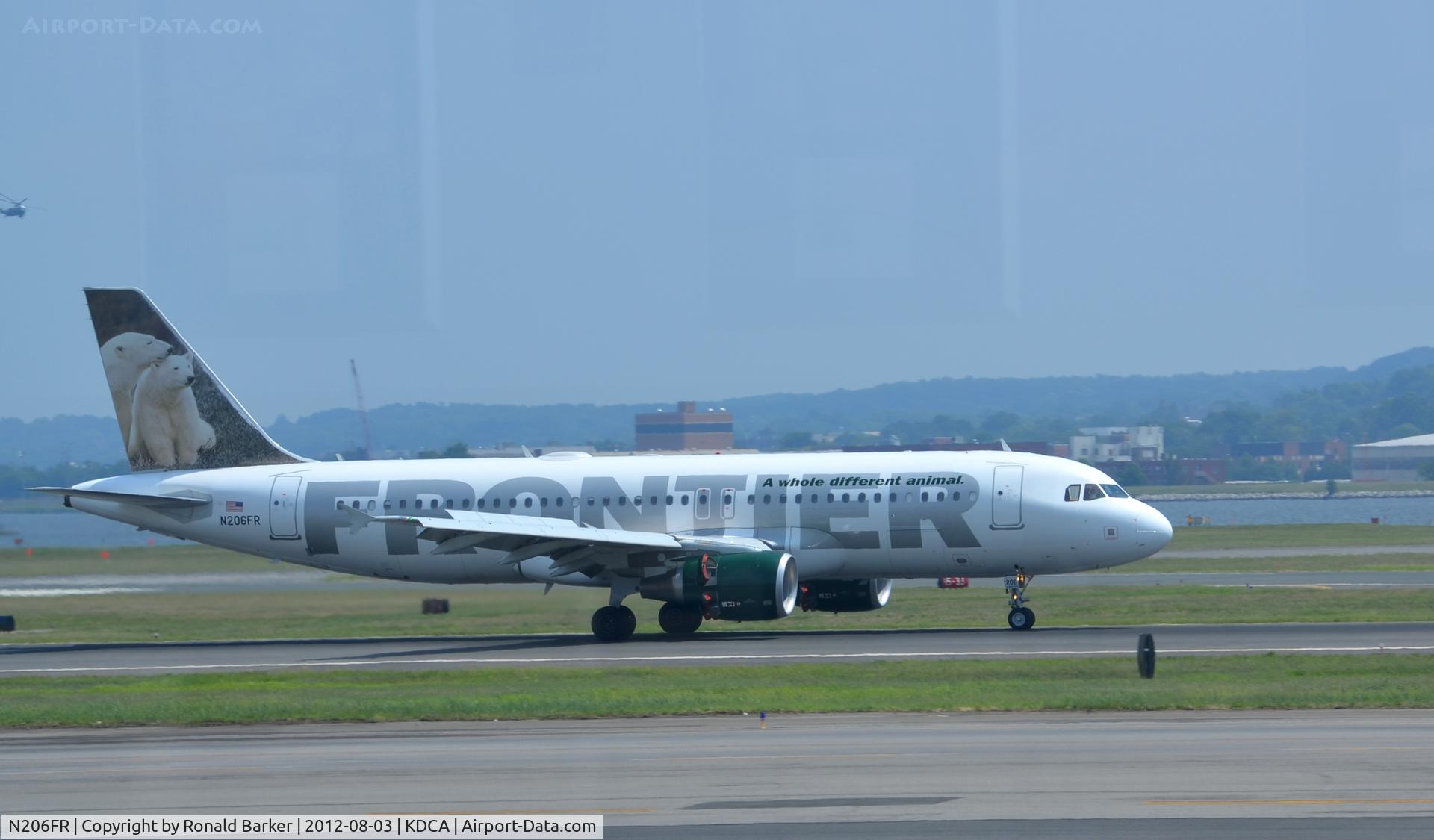 N206FR, 2010 Airbus A320-214 C/N 4272, Landing DCA