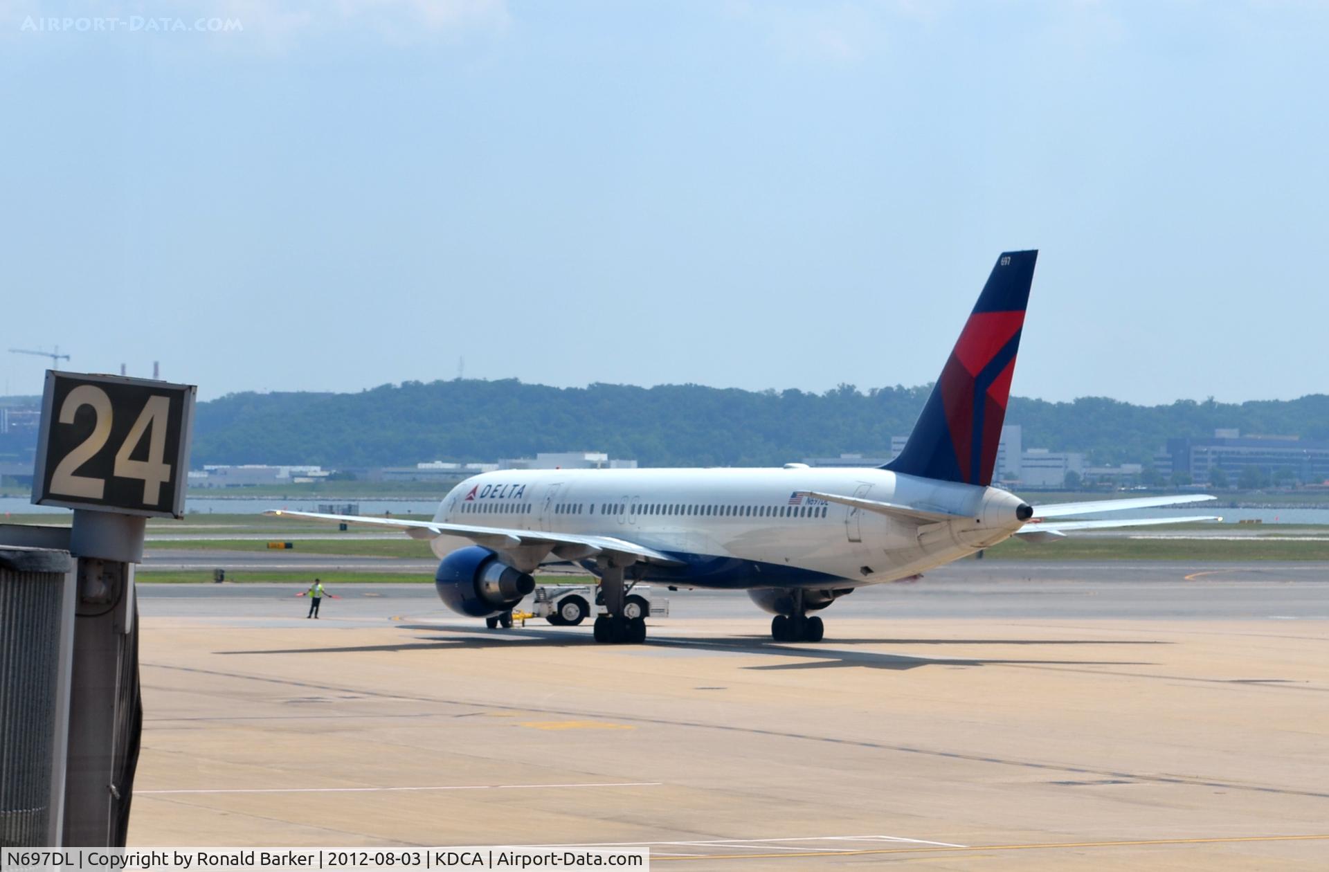 N697DL, 1999 Boeing 757-232 C/N 30318, Taxi DCA