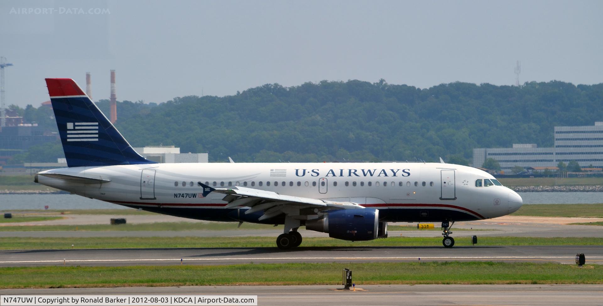 N747UW, 2000 Airbus A319-112 C/N 1301, Landing DCA