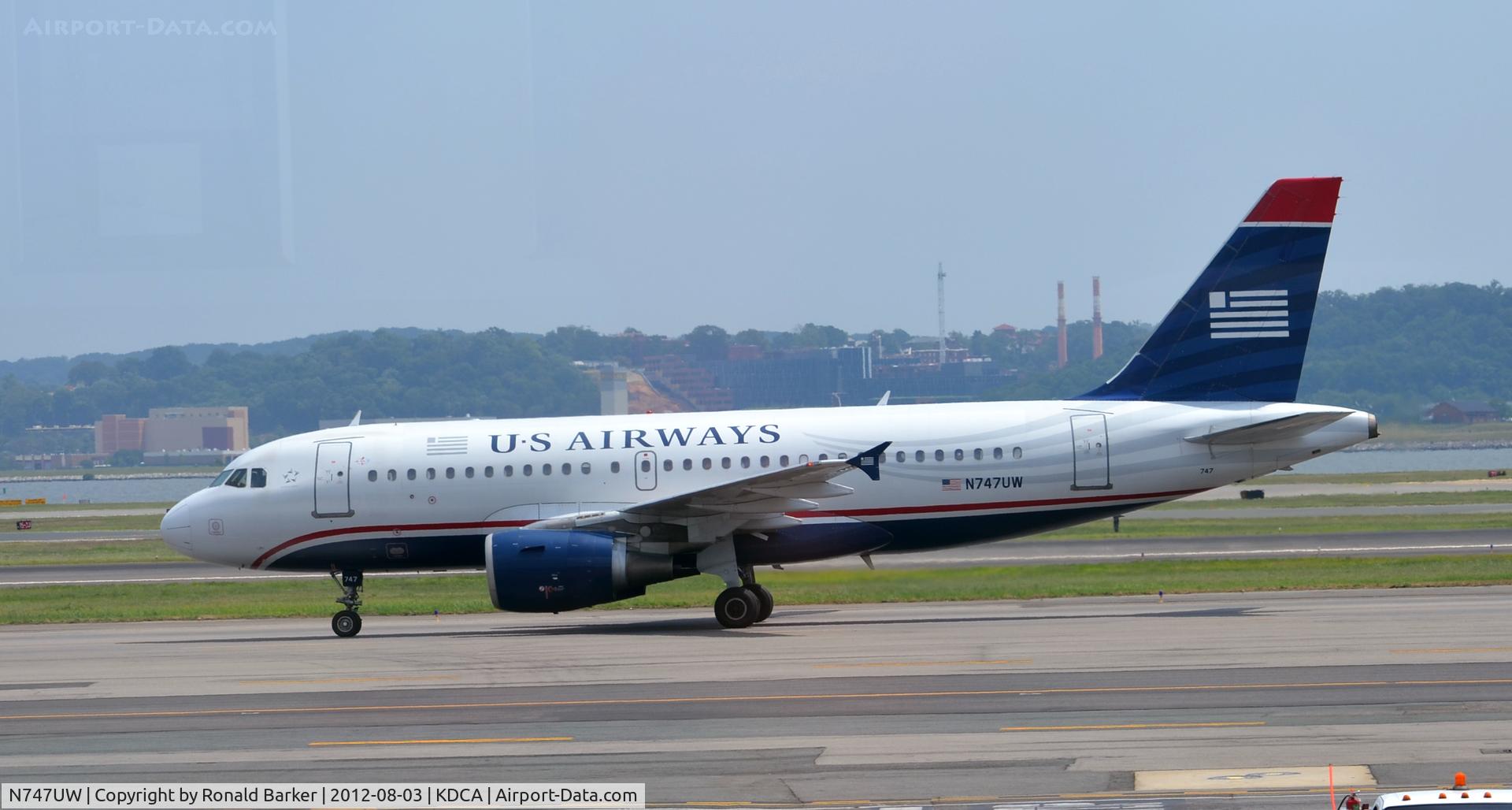 N747UW, 2000 Airbus A319-112 C/N 1301, Taxi DCA