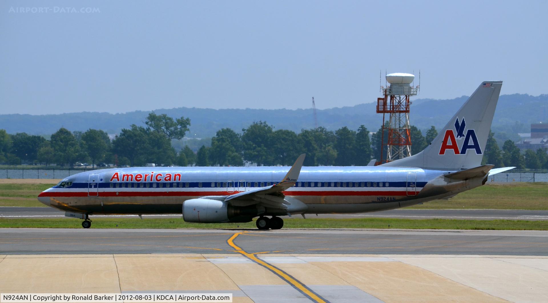 N924AN, 1999 Boeing 737-823 C/N 29525, Taxi DCA