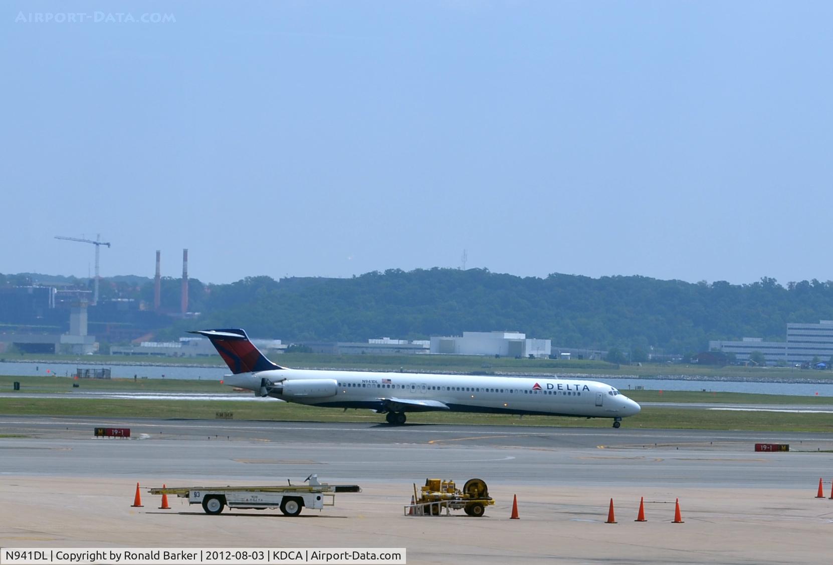 N941DL, 1989 McDonnell Douglas MD-88 C/N 49814, Landing DCA