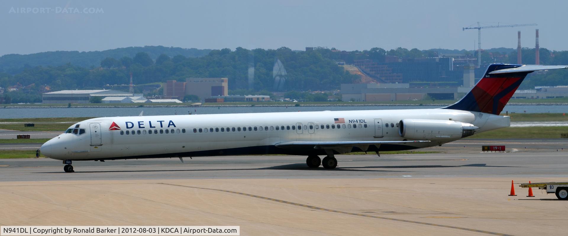 N941DL, 1989 McDonnell Douglas MD-88 C/N 49814, Taxi DCA