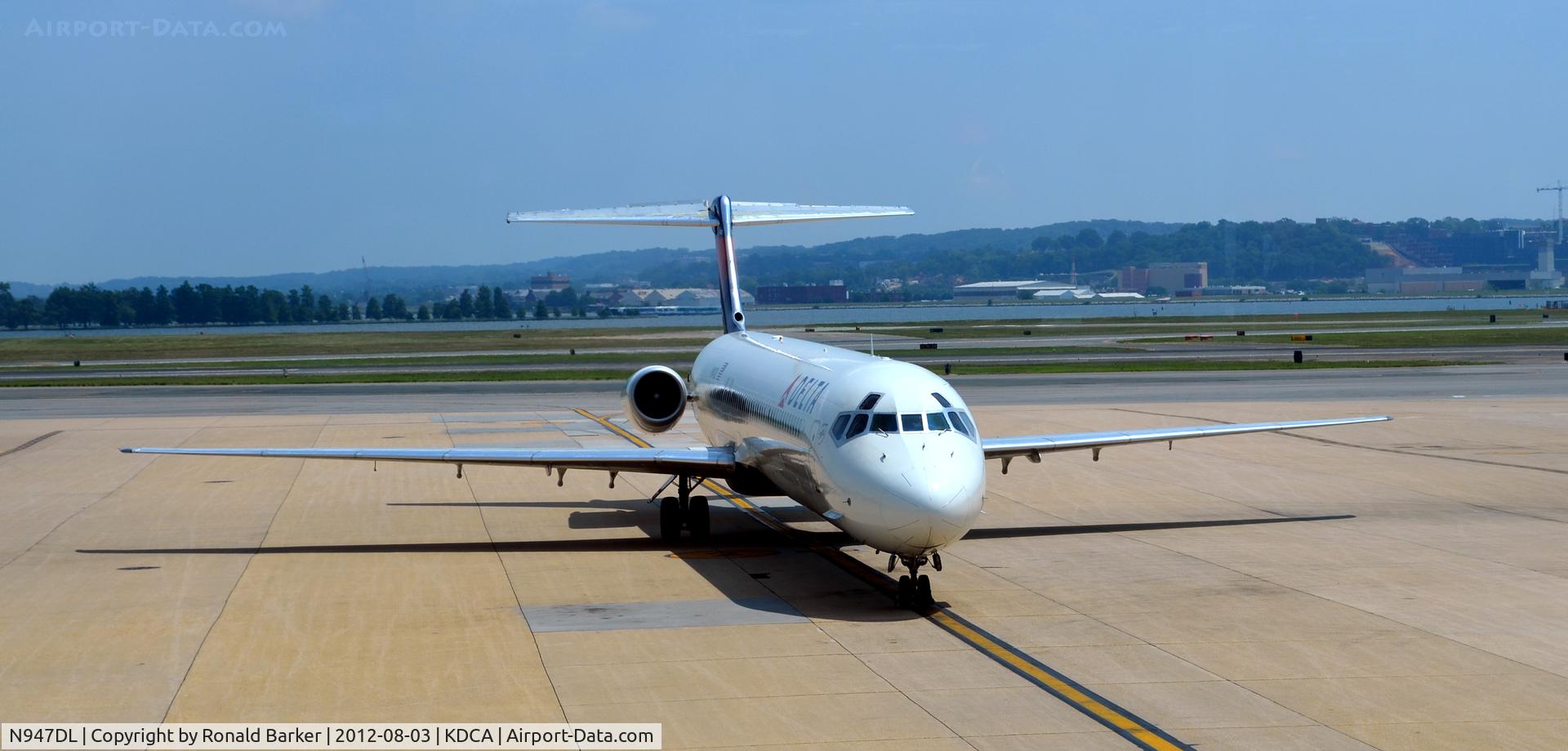 N947DL, 1989 McDonnell Douglas MD-88 C/N 49878, Taxi DCA