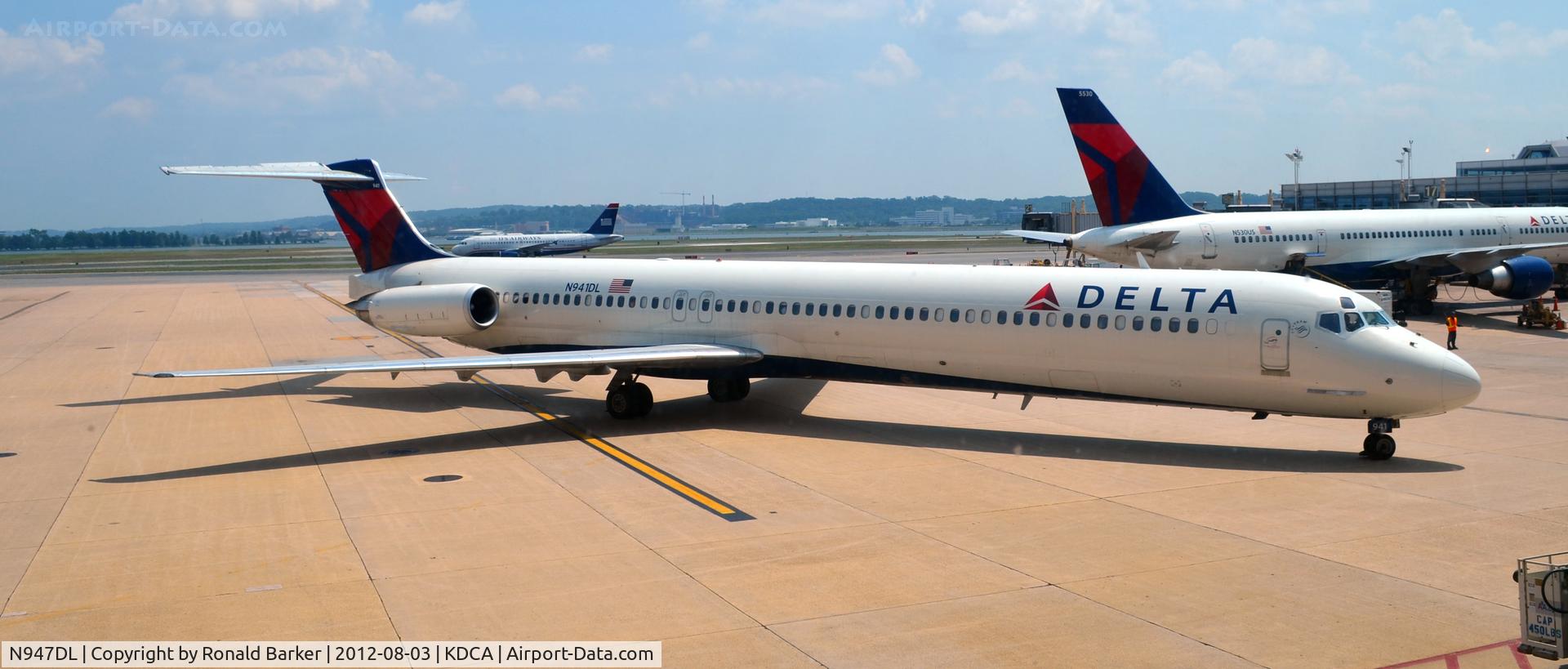 N947DL, 1989 McDonnell Douglas MD-88 C/N 49878, Taxi DCA