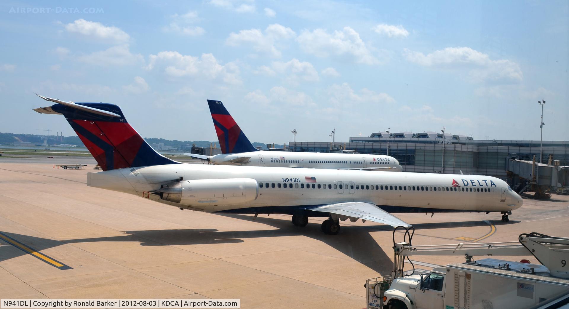 N941DL, 1989 McDonnell Douglas MD-88 C/N 49814, Taxi DCA