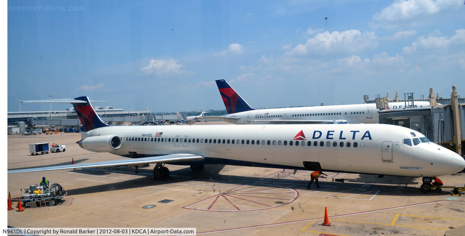 N941DL, 1989 McDonnell Douglas MD-88 C/N 49814, Taxi DCA