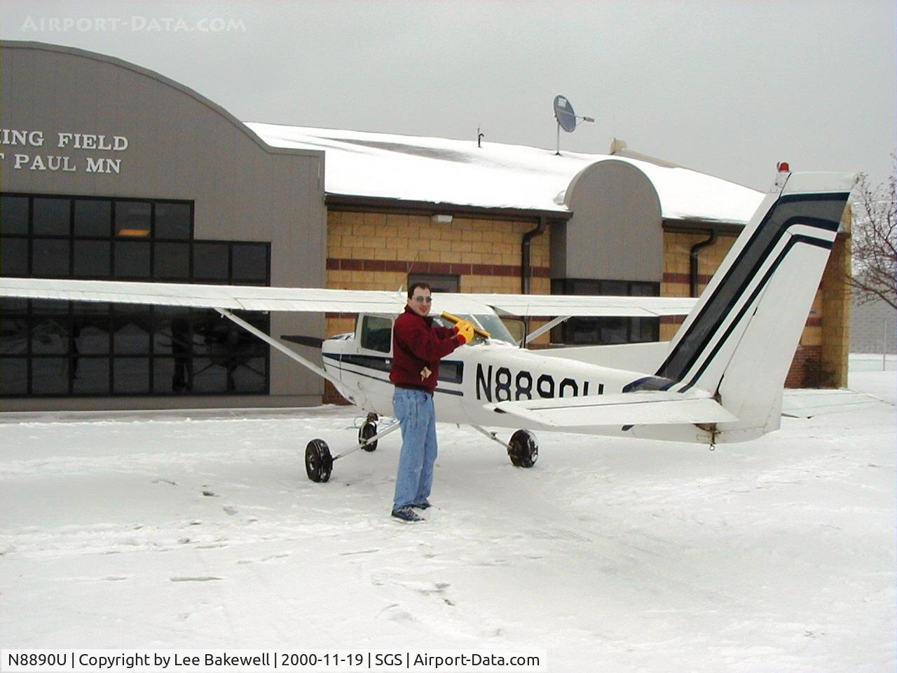 N8890U, 1976 Cessna 150M C/N 15078013, Preflighting at Fleming Field in S. St. Paul