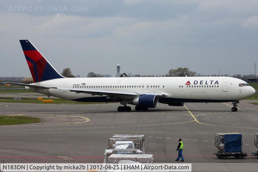 N183DN, 1993 Boeing 767-332 C/N 27110, Taxiing