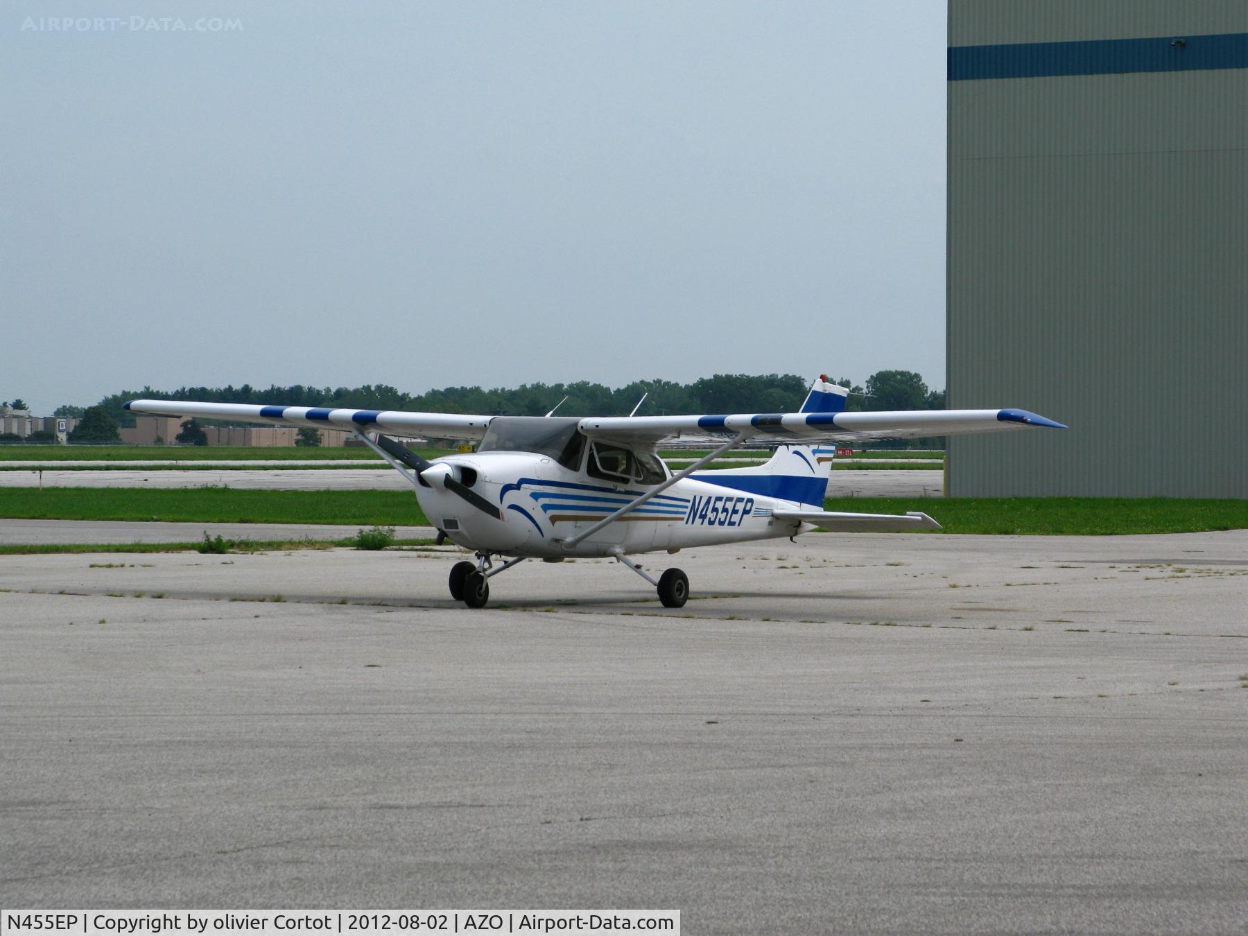 N455EP, 1998 Cessna 172R C/N 17280664, Kalamazoo airport