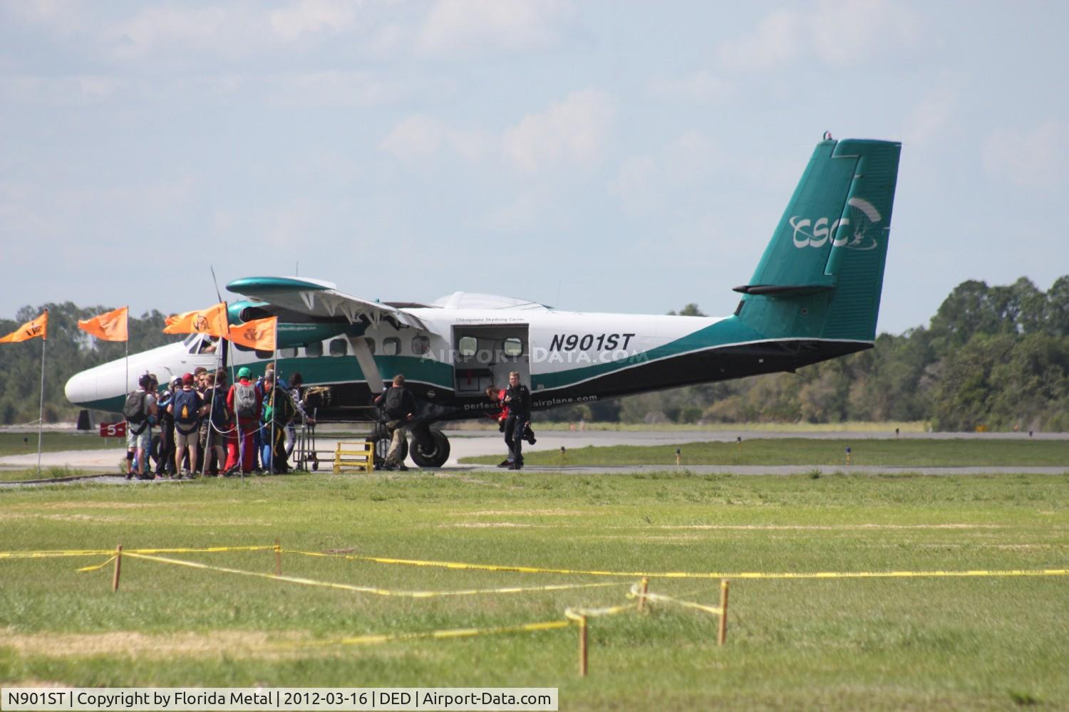 N901ST, 1969 De Havilland Canada DHC-6-200 Twin Otter C/N 208, CSC DHC-6 picking up jumpers