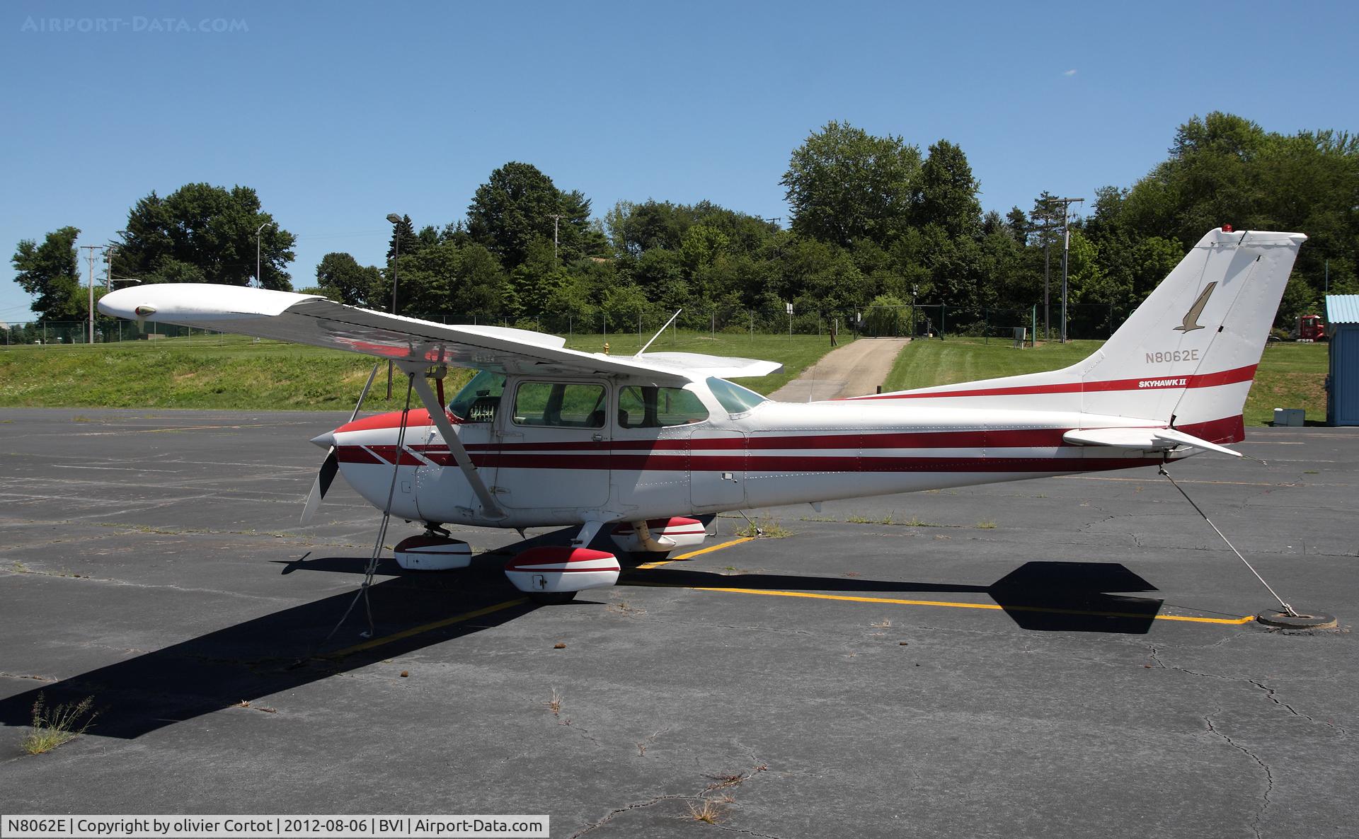 N8062E, 1978 Cessna 172N C/N 17272123, near the air heritage museum