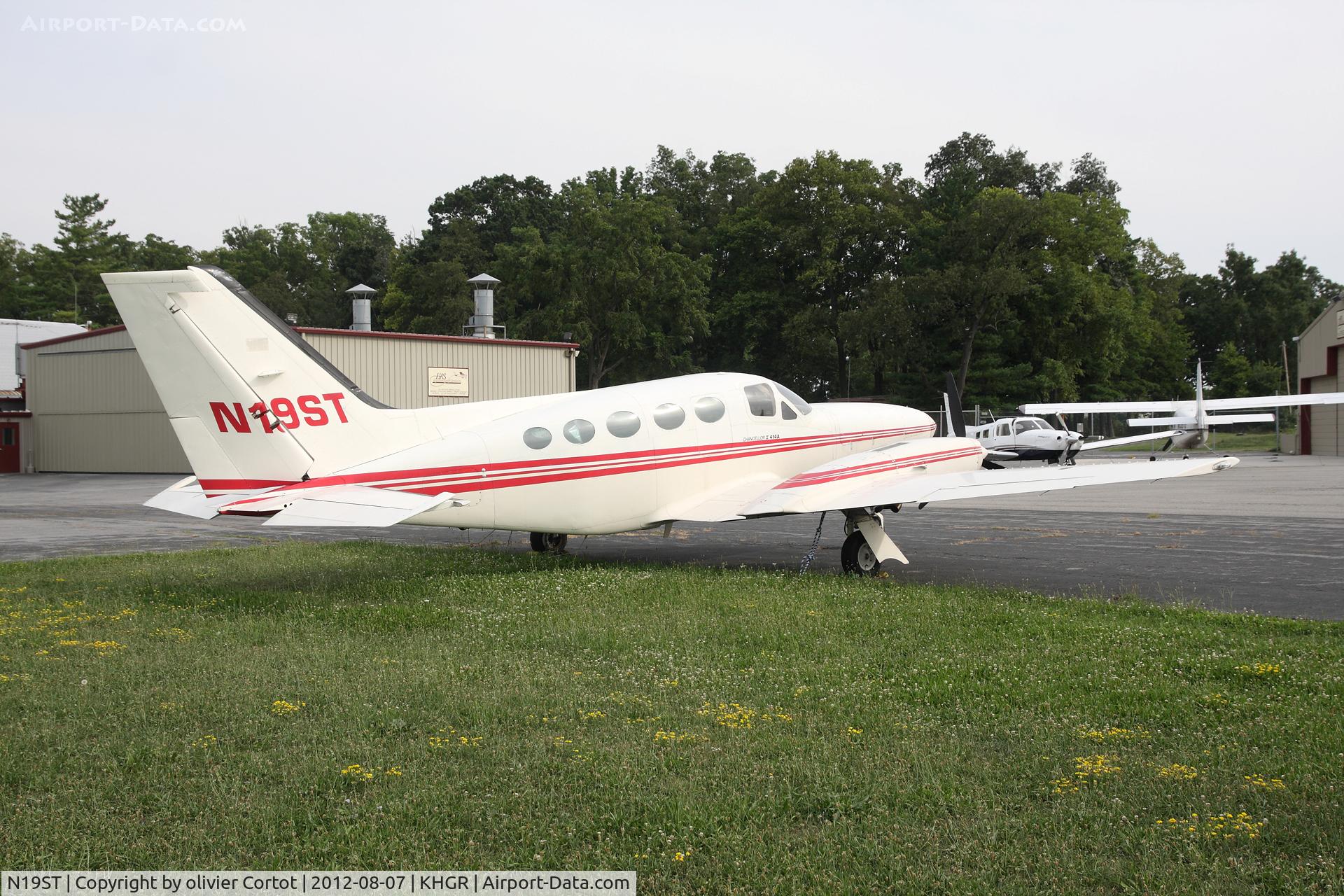N19ST, Cessna 414A Chancellor C/N 414A0452, Hagerstown airport