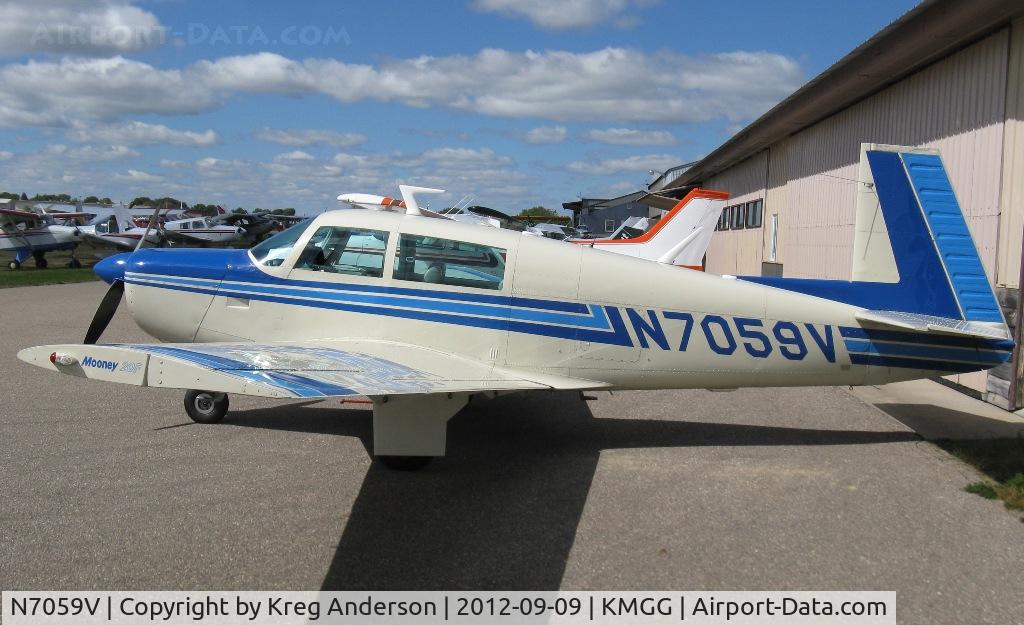 N7059V, 1976 Mooney M20F Executive C/N 22-1401, 2012 Maple Lake Fly-in Pork Chopper Dinner